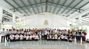 คณะครู ผู้บริหาร บุคคลากร เจ้าหน้าที่ นักเรียน นักศึกษาวิทยาลัยเกษตรและเทคโนโลยีมหาสารคาม  รวมกันจัดเตรียมถุงยังชีพ เพื่อช่วยเหลือผู้ประสบภัยน้ำท่วม ในภาคอีสาน