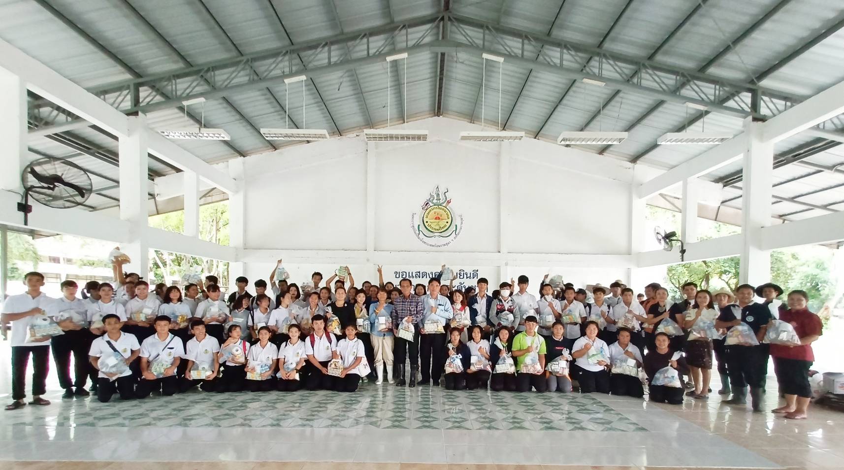 คณะครู ผู้บริหาร บุคคลากร เจ้าหน้าที่ นักเรียน นักศึกษาวิทยาลัยเกษตรและเทคโนโลยีมหาสารคาม  รวมกันจัดเตรียมถุงยังชีพ เพื่อช่วยเหลือผู้ประสบภัยน้ำท่วม ในภาคอีสาน